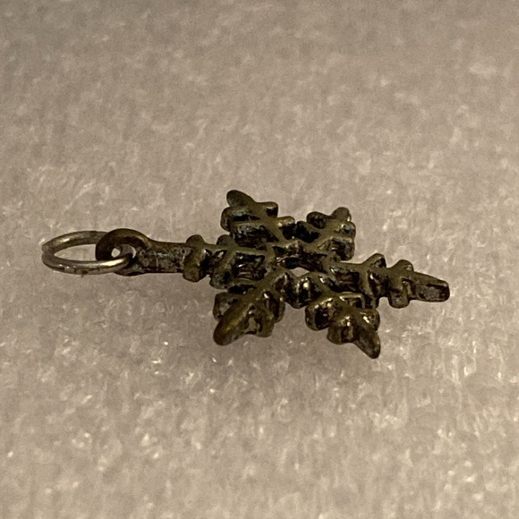 NWOT - Pewter Coloured Metal Snowflake Necklace Pendant - Picture 3 of 3